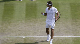 Federer je 10. raz v semifinále Wimbledonu, suverénny Djokovič