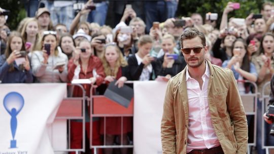 Herec Jamie Dornan prichádza na tlačovú...