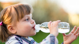 Letné horúčavy. Čo je vhodné dať deťom piť?