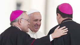 Len sutany, žiadne šortky. Vatikánski duchovní to v lete nemajú ľahké