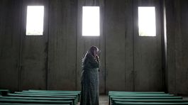 Bosna, Srebrenica, Potočari, cintorín, rakvy, žena