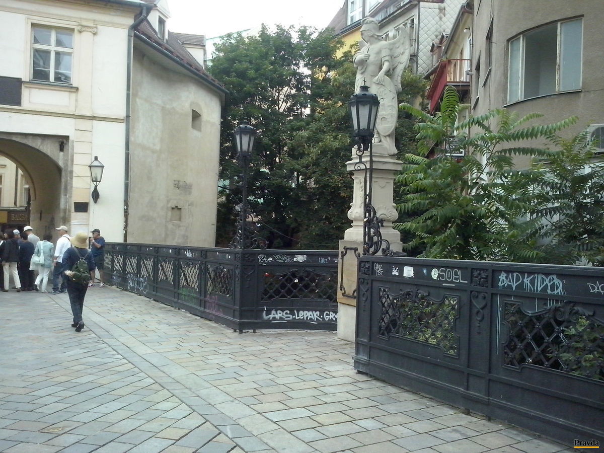 Cesta k Michalskej bráne od Župného námestia....