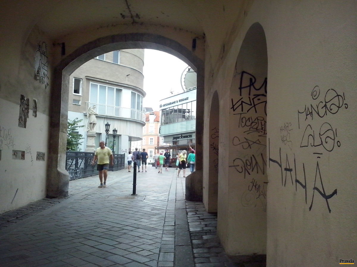 Takto vyzerala Michalská brána iba nedávno.