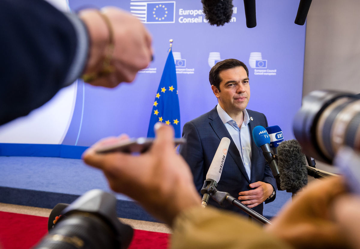 Grécky premiér Alexis Tsipras hovorí s médiami...