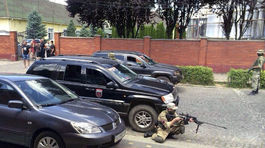 Útočníci z Mukačeva utiekli do lesov, polícia po nich pátrala