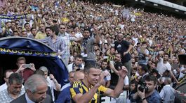 Van Persieho vítali v Istanbule davy fanúšikov