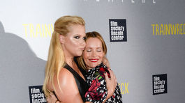 APTOPIX World Amy Schumer (vľavo) a Leslie Mannof "Trainwreck"