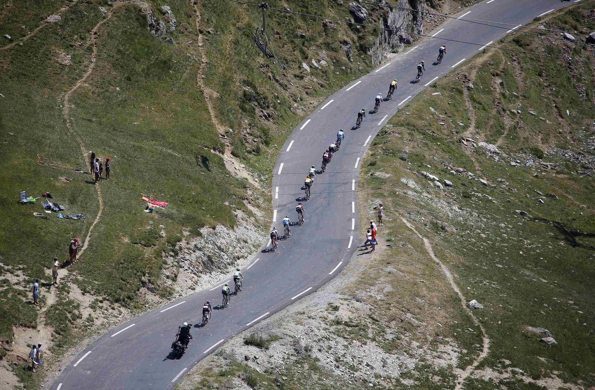 Cyklisti na ceste za vrcholom legendárneho...