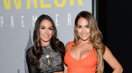 World Premiere of "TrainwreckZápasníčky vo wrestlingu Brie Bella (vľavo) a Nikki Bella.