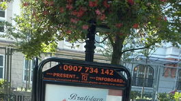 Bratislava sa reklamných trojnožiek nevie zbaviť