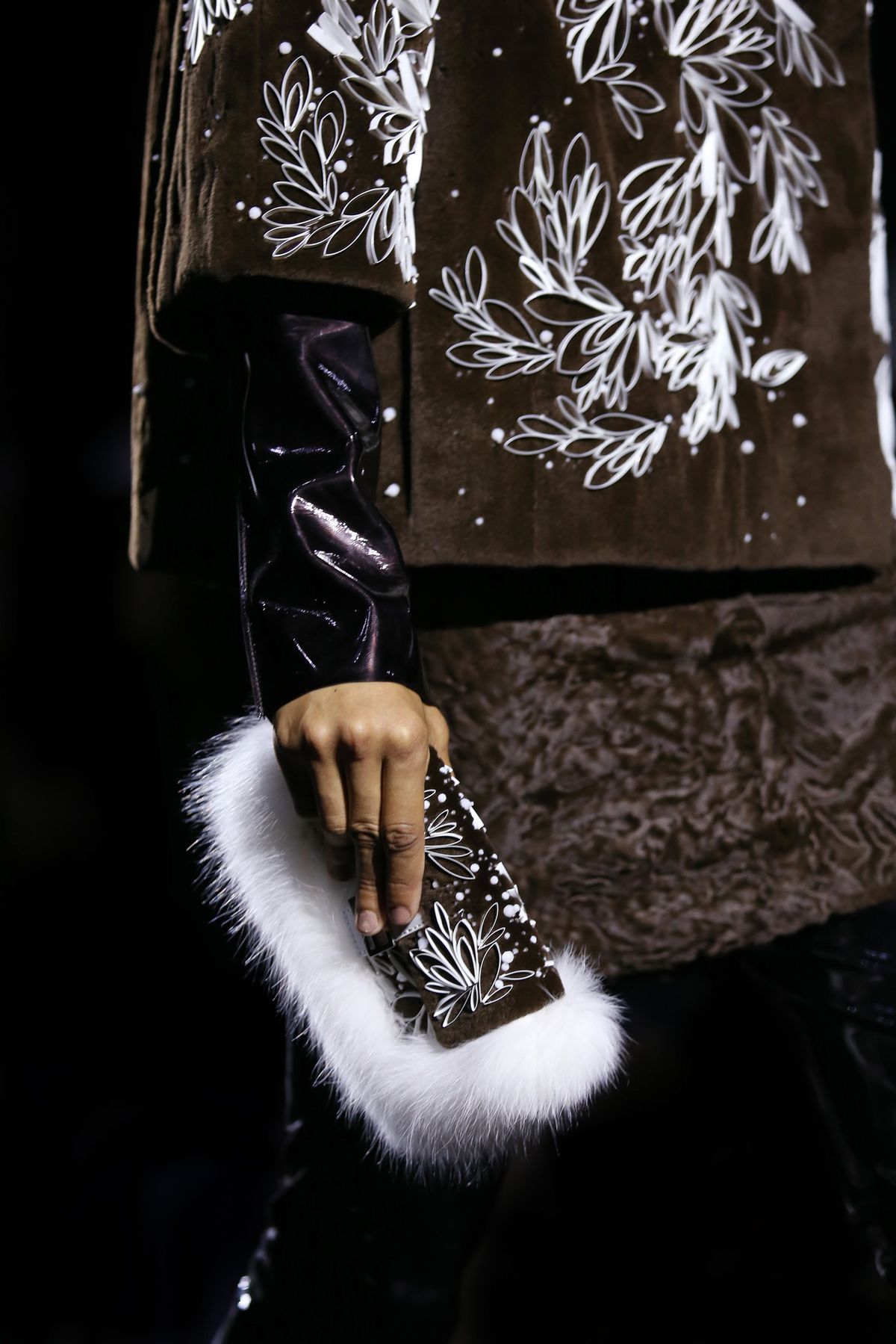 Detailný pohľad na kreáciu Fendi Couture.