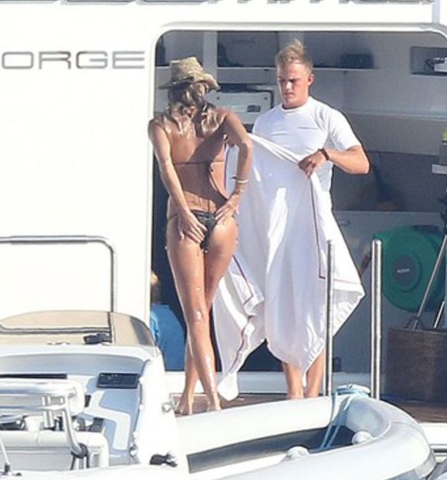 Elle Macpherson na jachte neďaleko Monaka.