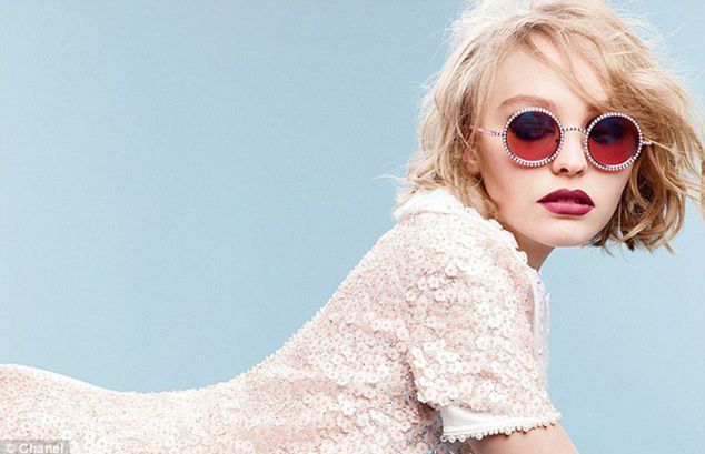 16-ročná  Lily-Rose, dcéra Johnnyho Deppa a...