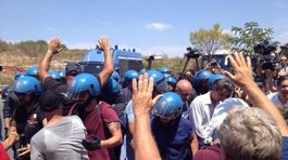 Taliani protestujú proti utečencom, do policajtov sa pustili aj stoličkami