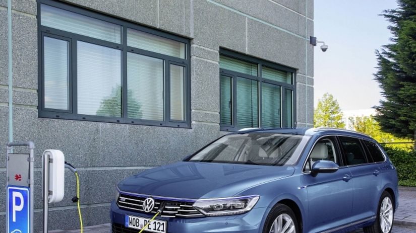 Passat GTE je vyzbrojený benzínovým aj...