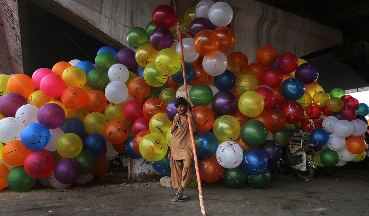 chlapec, balóny, pakistan, ramadán,