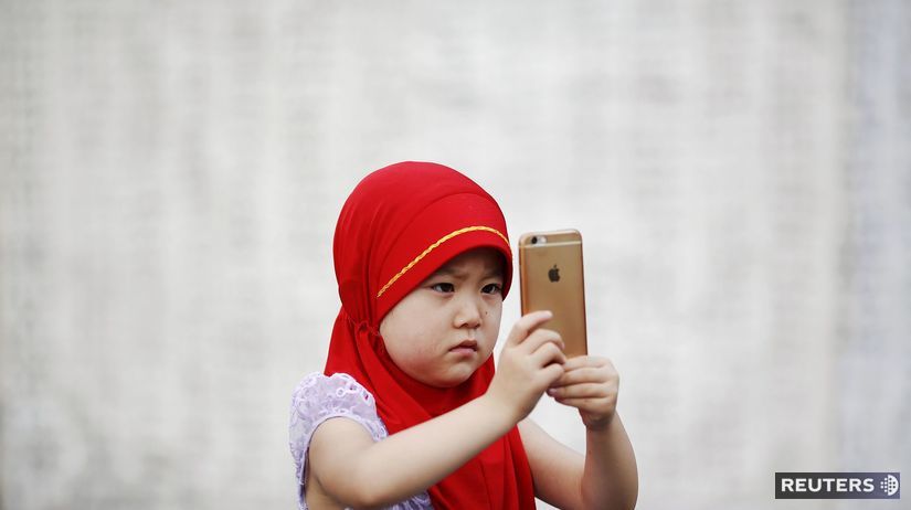 dieťa, mobil, iPhone, selfie, moslimka, islam,...