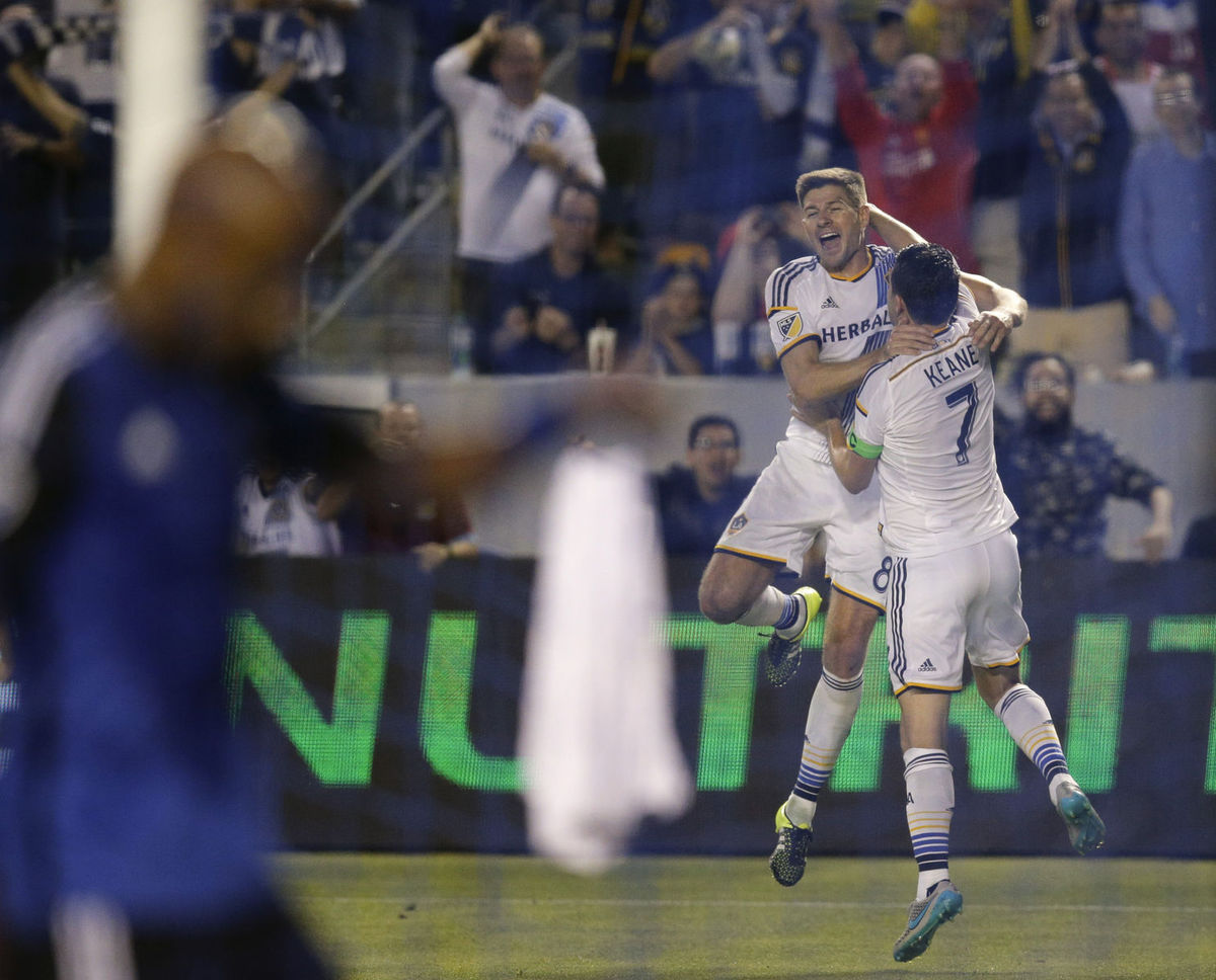 Steven Gerrard oslavuje gól so spoluhráčom z...