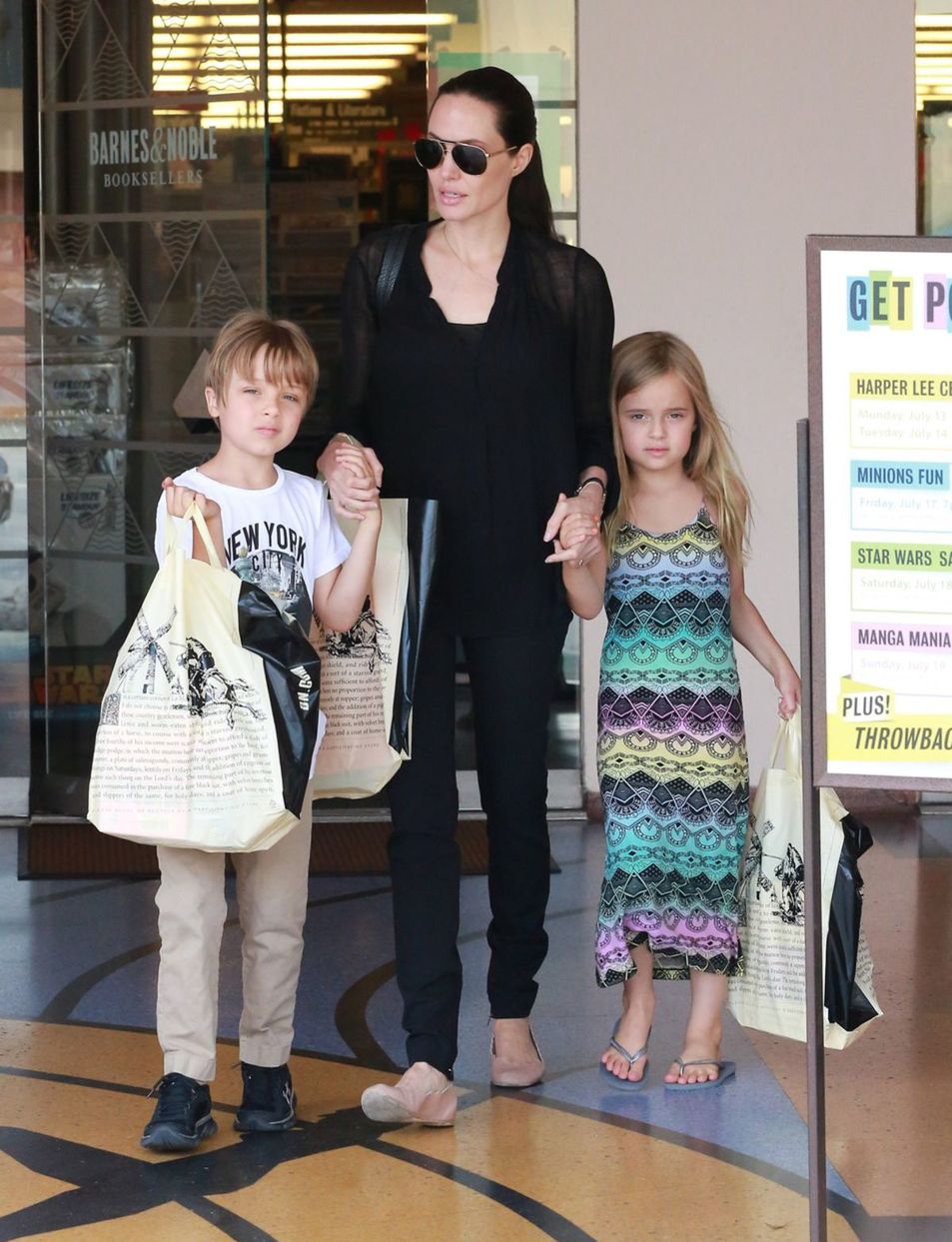 Angelina Jolie so sedemročnými dvojičkami...