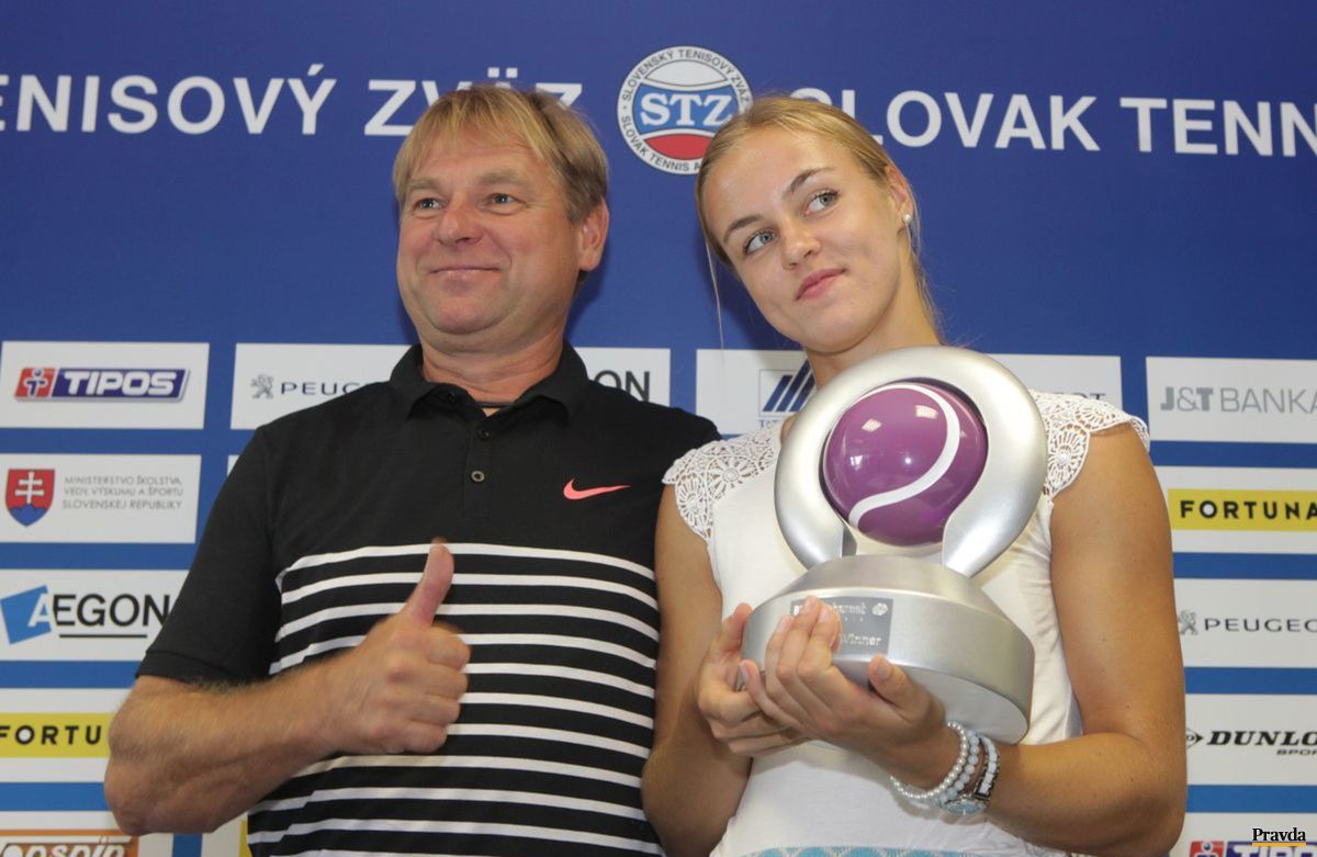 Karolína Schmiedlová s trénerom Milanom Martincom.
