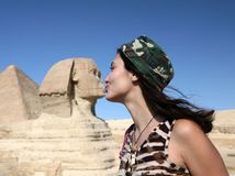 Sfinga, Egypt, púšť, bozk, turistka,