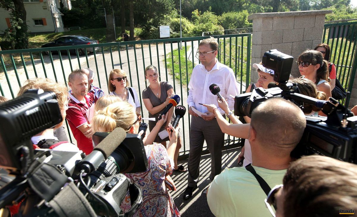 Počas tlačovej konferencie pred areálom...