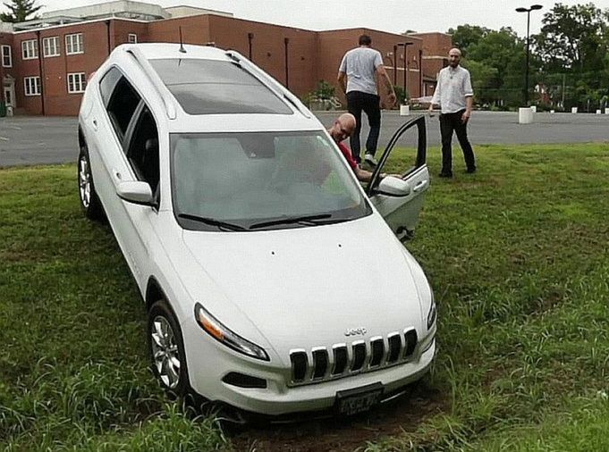 Na parkovisku nedokázal Jeep Cherokee po zásahu...