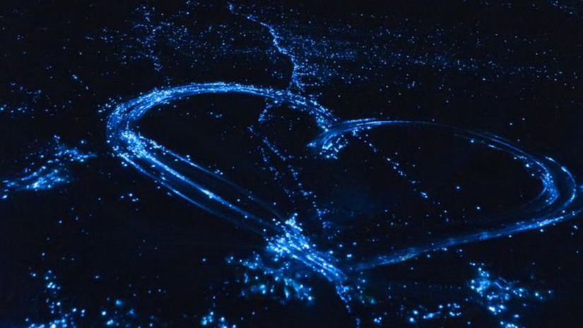 Bioluminiscenčný fytoplanktón na pláži.