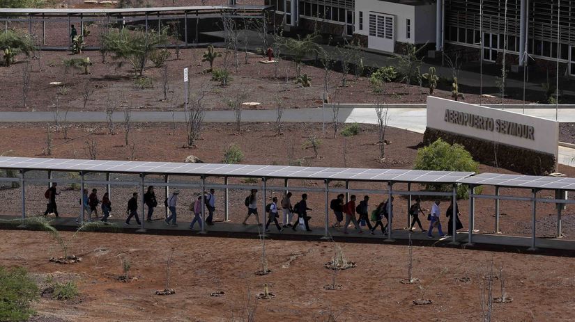 Ekoletisko na Galapágoch a turisti.