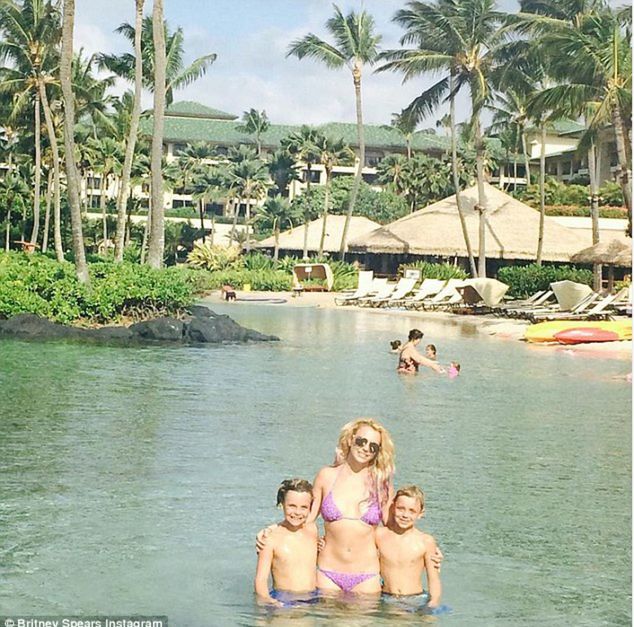 Britney Spears dovolenkuje na Havajských...