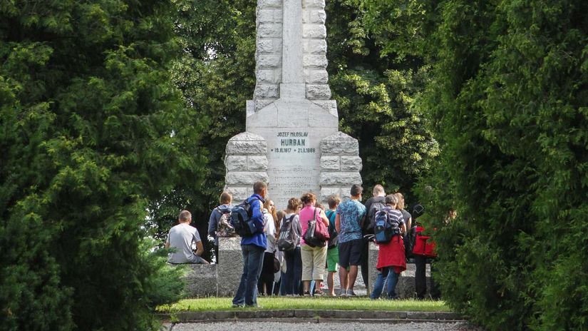 Travertínový pylón nad Hurbanovou hrobkou.