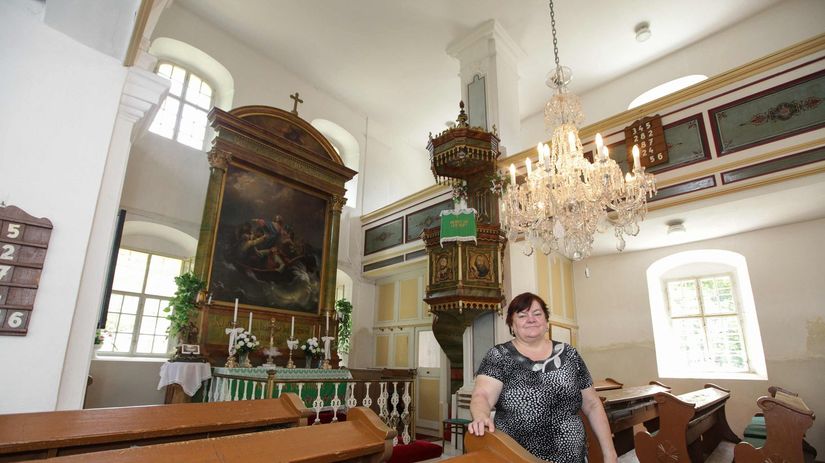 Farárka Anna Ďurcová v kostole v Hlbokom. Na...