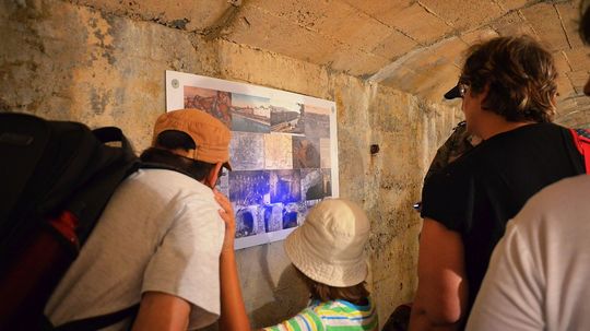 Návštevníci môžu v kaverne vidieť aj staré fotky.