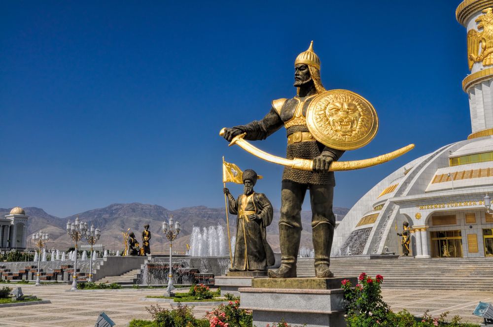 Turkménsko, Ašgabat, bojovníci, sochy,