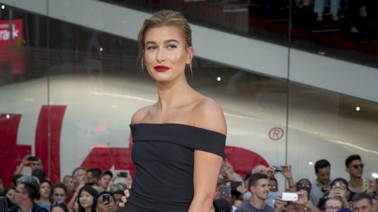 Modelka Hailey Baldwin počas premiéry Mission...