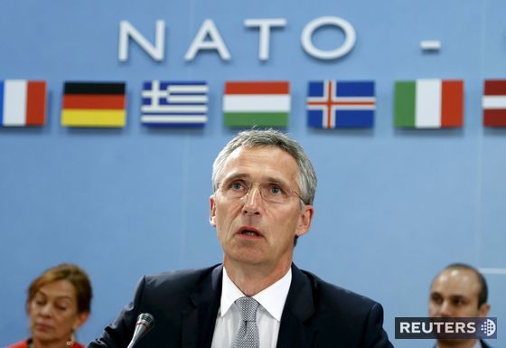 Jens Stoltenberg pred začiatkom rokovania o...