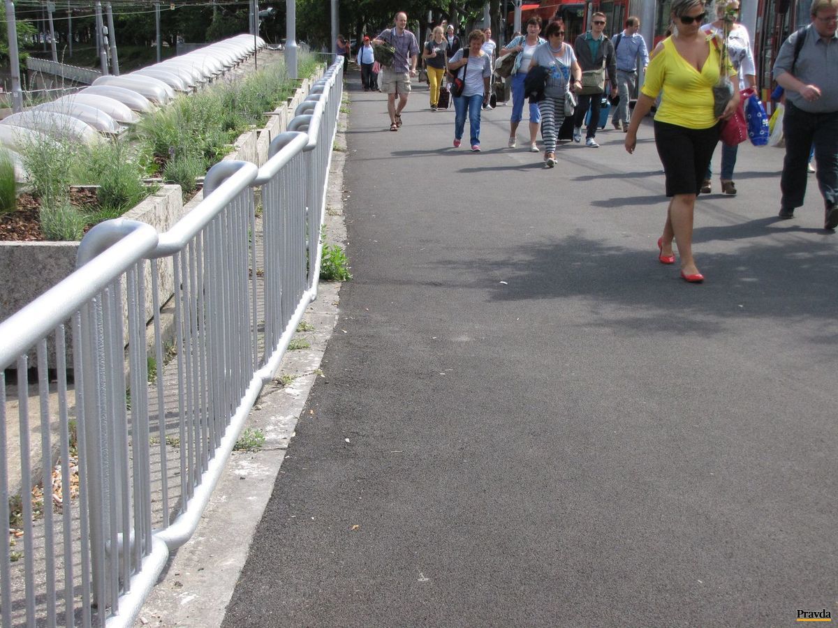 Z chodníkov zmizli výtlky, zábradlie dostalo...