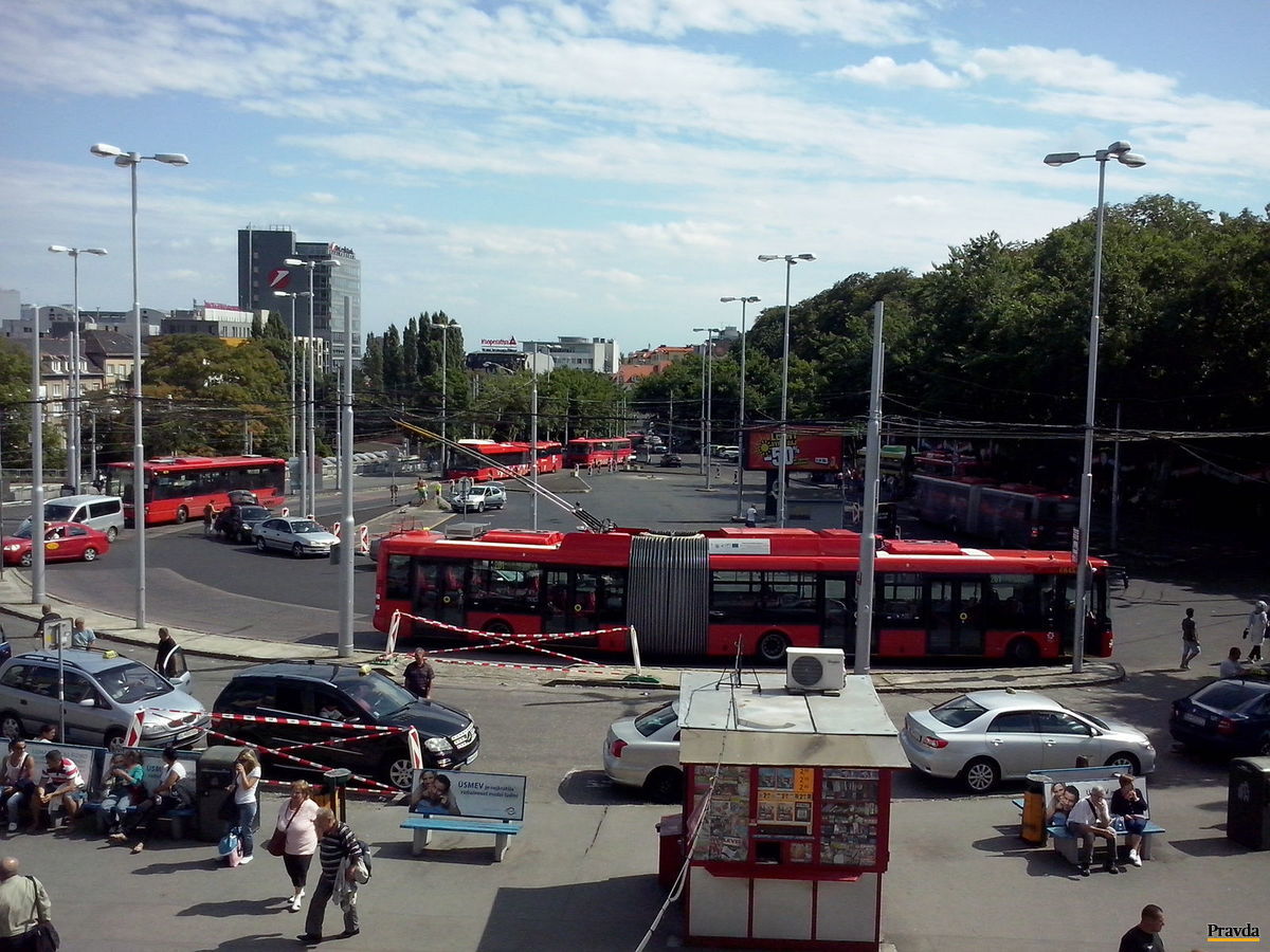 Spred stanice zmiznú stánky aj taxíky.