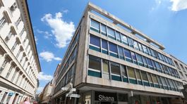 Zasvieti na Dome spisovateľov červený lampáš nočného klubu?