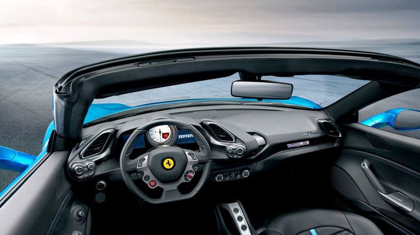 Interiér sa nelíši od kupé 488 GTB. Štartovacie...