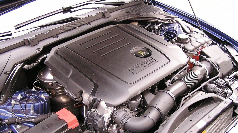 Pozdĺžne uložený 4-valec 20d dáva slušných 132...