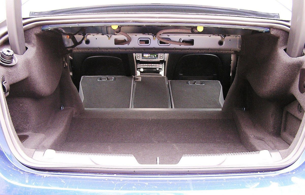 Sklápanie sedadiel delených v pomere 50 : 50 je...