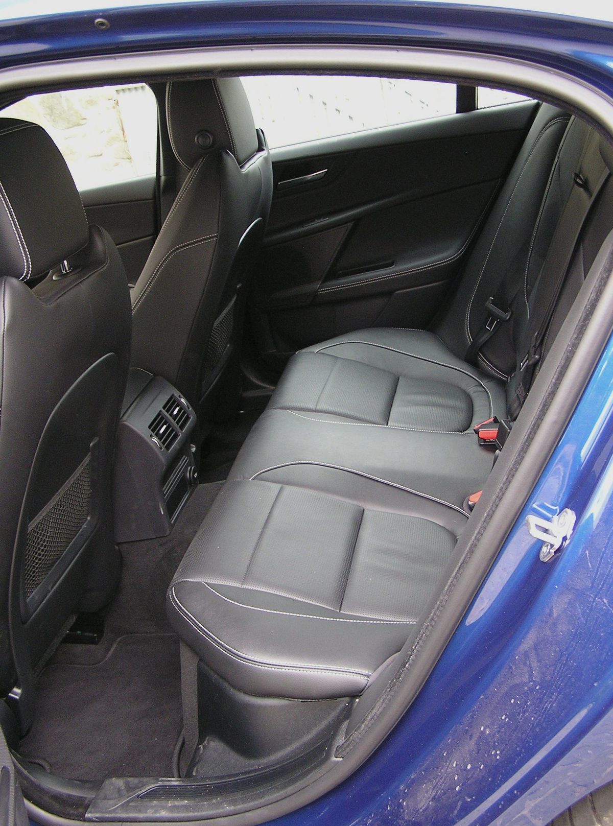 Vzadu nie je miesta nazvyš. Športovému sedanu...