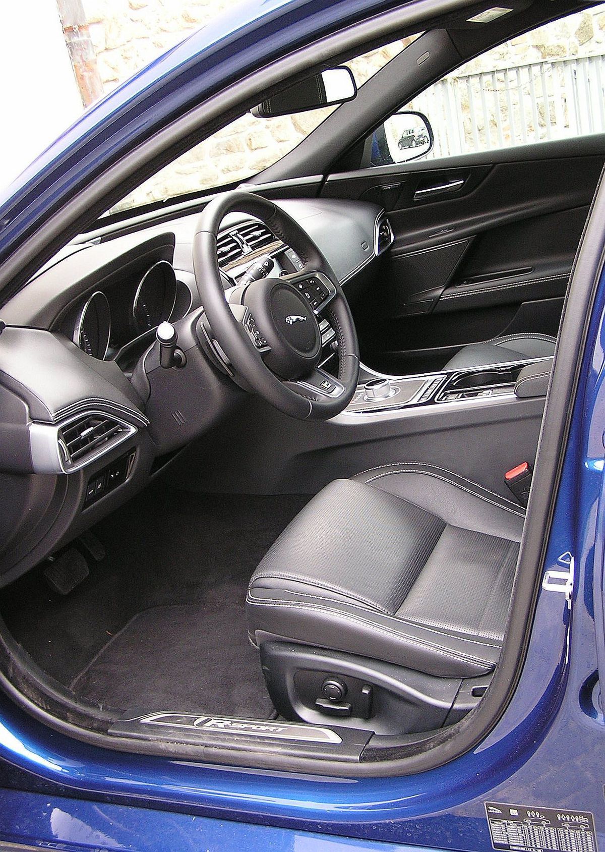 Palubná doska je vložená pod čelné okno ako...