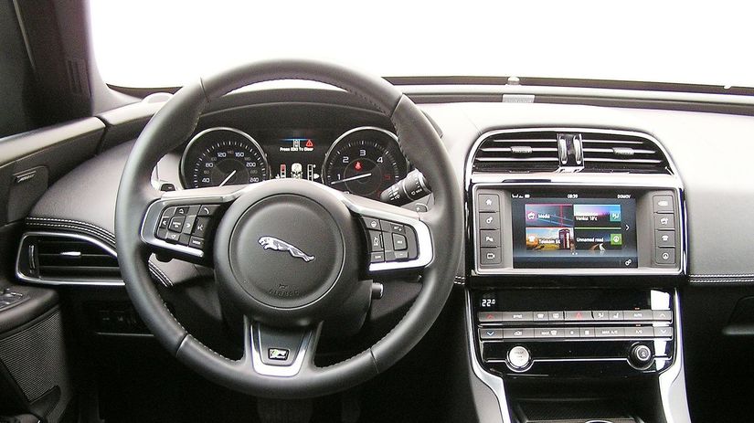 Interiér pripomína športové autá. Sedíte nízko,...