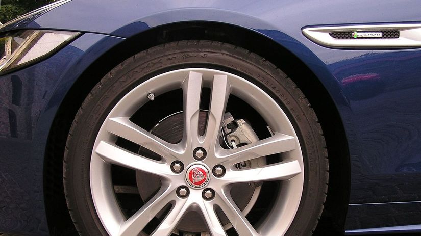 Devätnásťpalcové disky kolies obuté...