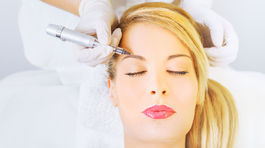 Vizážista hviezd o permanentnom make-upe. Načo dbať?