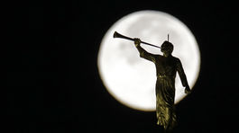 Ako presťahovať obrovský gotický kostol? Česi ho postavili na kolieska!