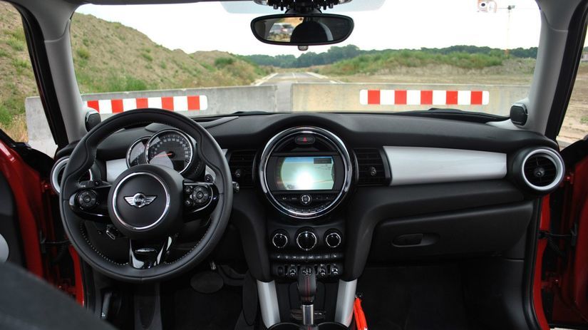 V strede už nie je tachometer ale displej...