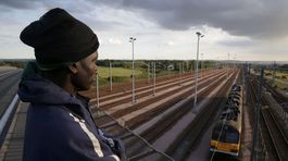 Calais čelí novému náporu utečencov, jeden z nich zranil policajta